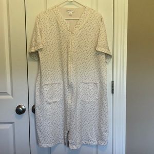 Women’s Miss Elaine Robe, L, short sleeve, knee length, brushed Cotten/poly soft